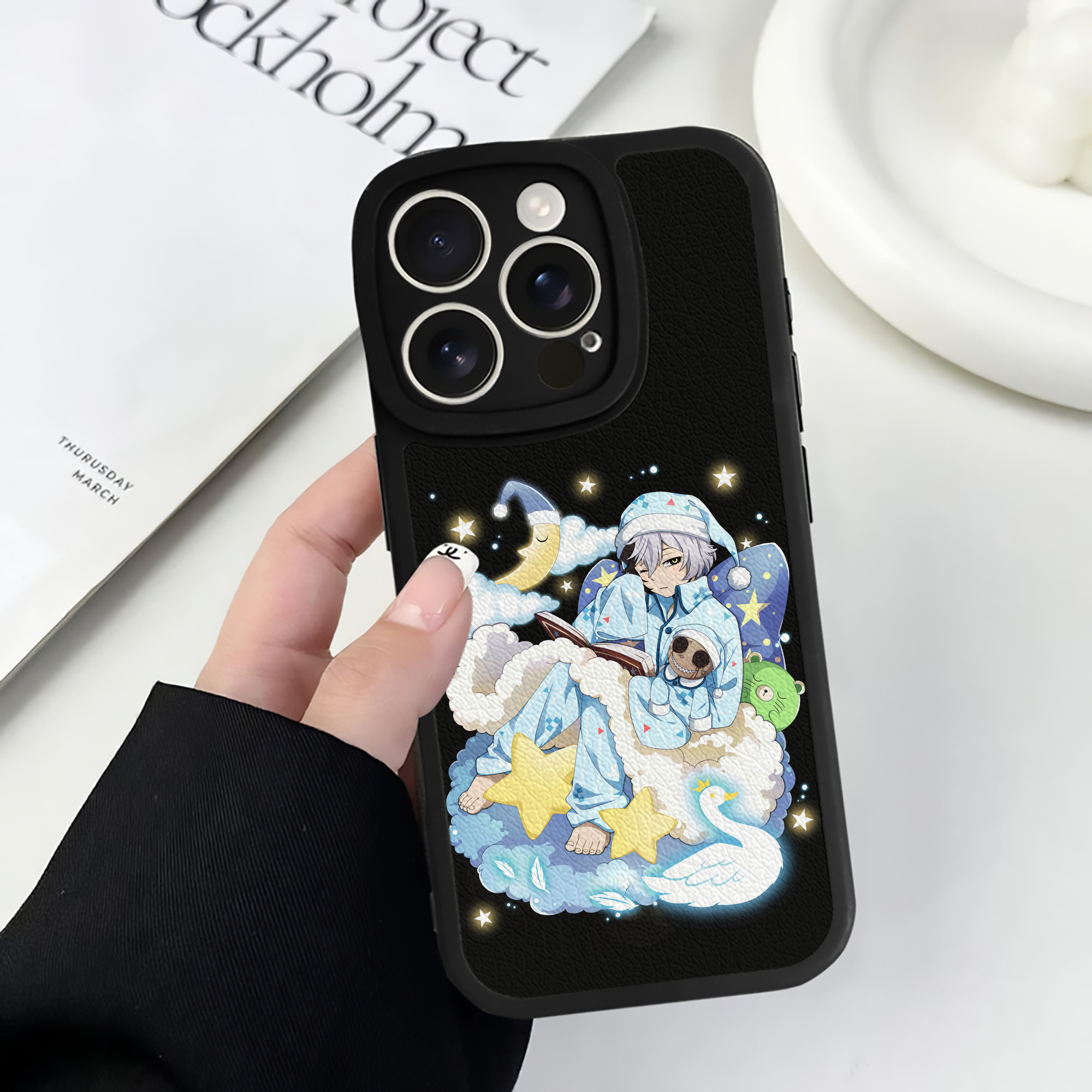 （画像用） 文豪ストレイドッグス Bungo Stray Dogs 【iPhone 16シリーズ対応】シリコンスマホケース（レザー調） 材質：シリコン